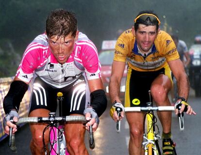 Jan Ullrich terminó ganando la Vuelta de 1999. En la imagen, asciende el Angliru con Abraham Olano, líder ese día pero que terminó abandonando por una caída que sufrió en esa misma etapa.