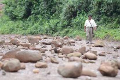 Un hombre camina por una carretera llena de piedras durante un bloqueo de la vía. EFE/Archivo