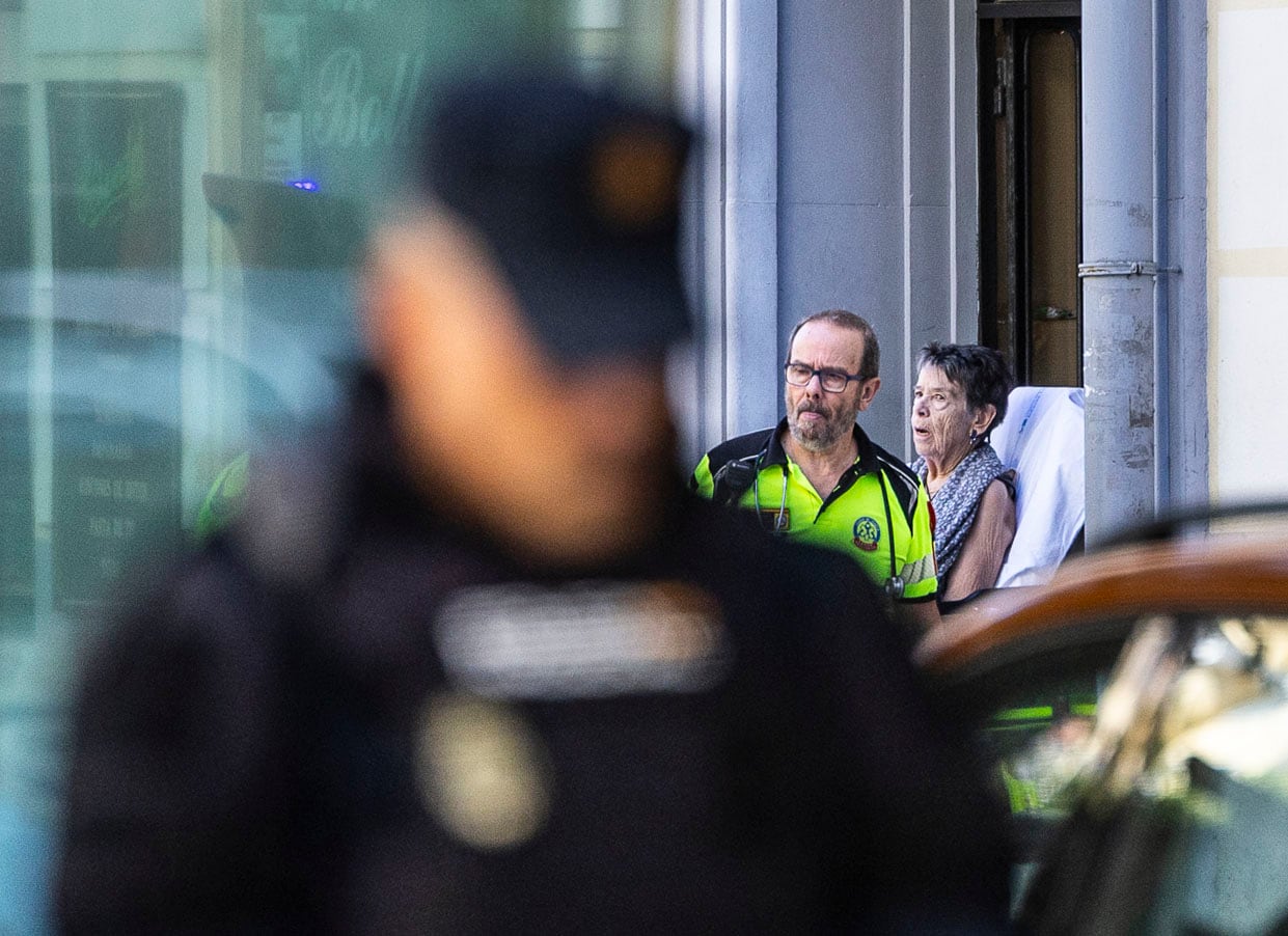 Maricarmen saliendo de su vivienda en camilla, debido a su estado de salud, el día que fue desahuciada.