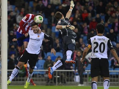 God&iacute;n marca el primer gol. 