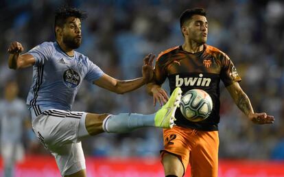 Araujo pugna con Maxi Gómez.