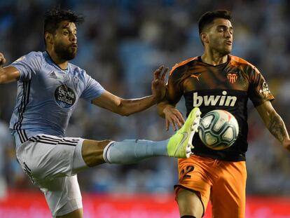 Araujo pugna con Maxi Gómez.