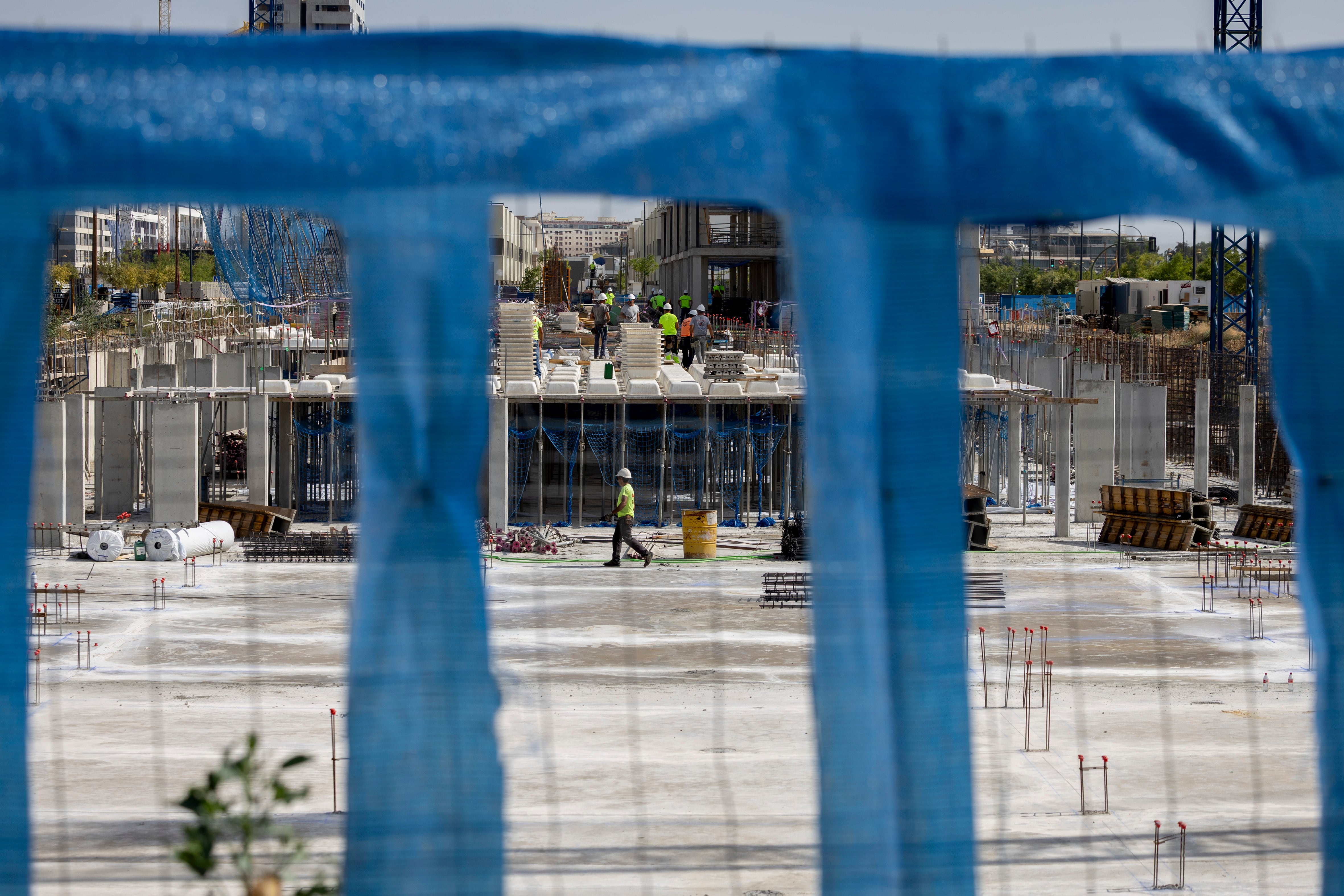Un grupo de obreros durante la construcción de un edificio de viviendas hoy en Sevilla.