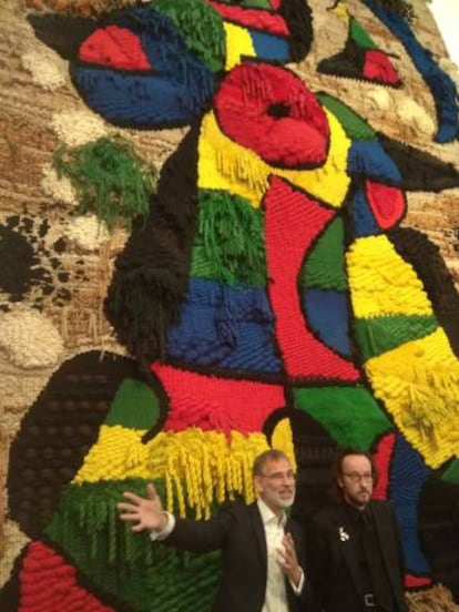 El director Marko Daniel, y el nieto del artista, Joan Punyet Miró, a la derecha, durante la presentación de los trabajos en el tapiz.