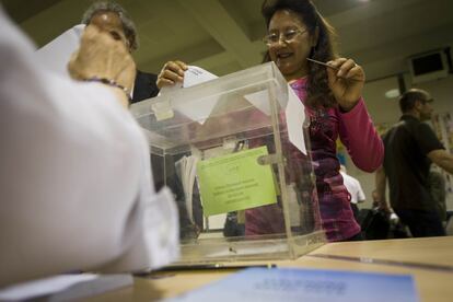 Una dona votant a l'escola Drassanes de Barcelona.