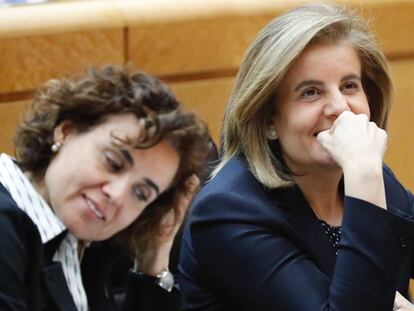 Dolors Montserrat, ministra de Sanidad, y F&aacute;tima B&aacute;&ntilde;ez, de Empleo, en el Senado. 