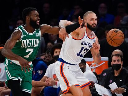 Jaylen Brown y Evan Fournier luchan por un balón durante el partido entre los Knicks y los Celtics.