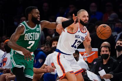 Jaylen Brown y Evan Fournier luchan por un balón durante el partido entre los Knicks y los Celtics.