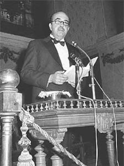 Imagen de archivo, tomada en Madrid el 11 de junio de 1972, durante su discurso de ingreso en la RAE.