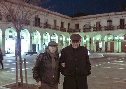 Àngela Vinent amb Pasqual Maragall a la plaça de Masadas.