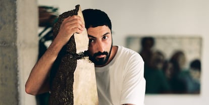 Gabriel Escámez, en su casa con la lámpara de latón Poète Espagnol de La Cobalta, una de sus piezas preferidas.