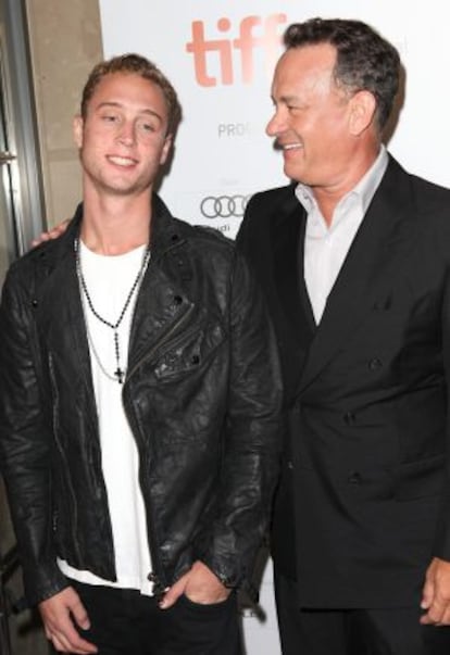 Tom Hanks, junto a su hijo Chet Haze.