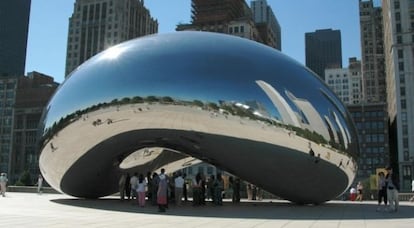 'Cloud Gate', una gigantesca escultura de acero construida en Chicago entre 2004 y 2006