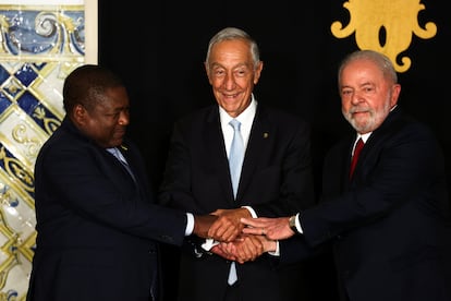 Los presidentes de Mozambique, Filipe Nyusi, y Portugal, Marcelo Rebelo de Sousa, y el presidente electo de Brasil, Lula da Silva, en el Palacio de Belém. 
