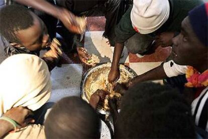 Inmigrantes subsaharianos, en la comisaría de L&#39;Awaina, en Nuadibú (Mauritania).