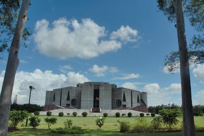 El Jatiya Sangsad Babhan (parlamento nacional) de Bangladesh, obra del arquitecto estadounidense Louis Kahn.