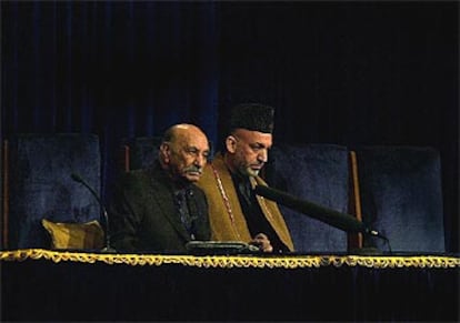 El presidente afgano, Hamid Karzai, junto al antiguo rey Mohamed Zaher Shah, en la apertura de la asamblea.