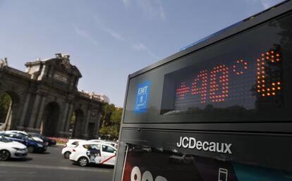 Termometro en la Plaza de la Independencia (Madrid).