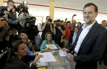 El presidente del PP, Mariano Rajoy, deposita su voto.