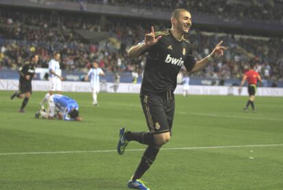 Benzema celebra su gol con Caballero, el portero del Málaga, abatido.