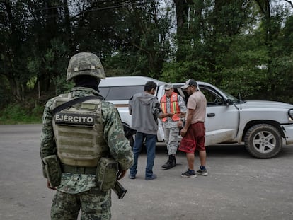 Elementos de la Guardia Nacional y del Ejército mexicano realizan un operativo de vigilancia en San Cristóbal de las Casas, Estado de Chiapas, en junio de 2022.