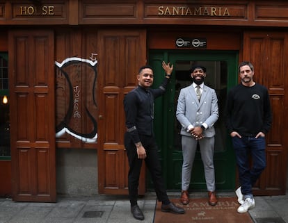 Néstor Matos, Frederick Castillo e Iñaki Font, en la puerta de Santamaría.