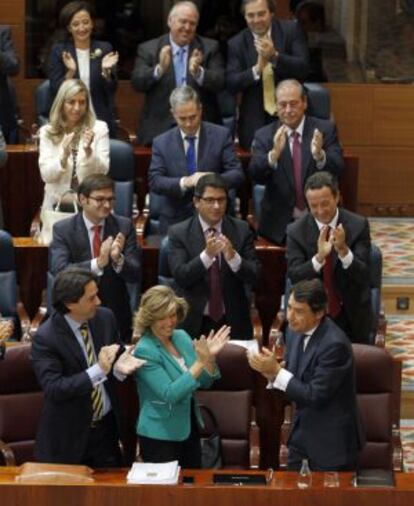 Los diputados del PP aplauden a Ignacio González.