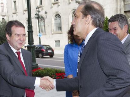 El alcalde socialista de Vigo, Abel Caballero, con el portavoz del PP, Chema Figueroa, en 2011.
