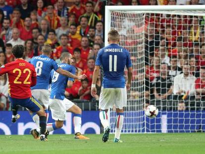 Isco dispara para hacer el segundo gol.