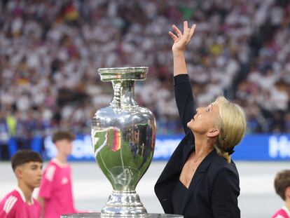 Heidi Beckenbauer, esposa del fallecido Franz Beckenbauer, presenta el trofeo de la Eurocopa en el partido inaugural del torneo.