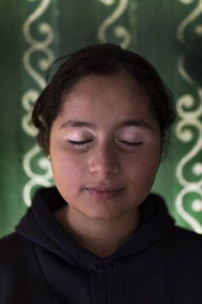 Shahd, 12 años, refugiada siria, con los ojos cerrados dentro de la tienda en la que vive con su familia tras huir del Estado Islámico en Raqa, Siria.
