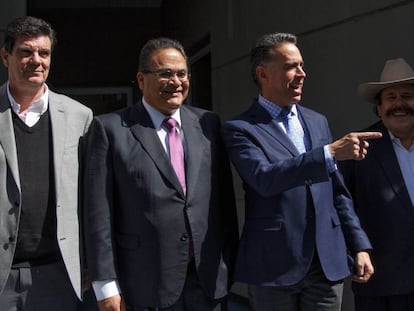 Jos&eacute; P&eacute;rez, Javier Guerrero, Guillermo Anaya y Armando Guadiana, afuera del Tribunal electoral.