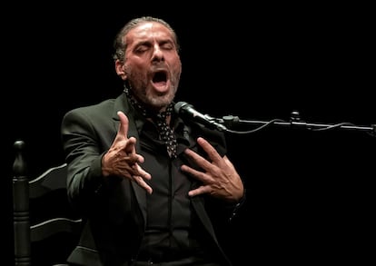 El cantaor Pedro “El Granaíno”, durante su espectáculo “Maestros”, que ha tenido lugar este lunes en el teatro Lope de Vega de Sevilla y que está enmarcado en la Bienal de Flamenco que se celebra estos días en la capital andaluza. EFE/ Raúl Caro