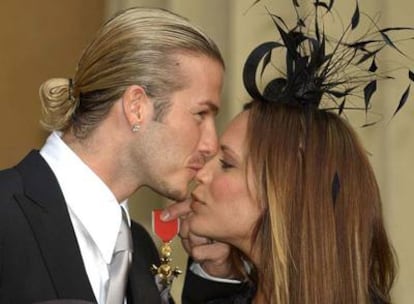 David y Victoria Beckham, cuando el futbolista fue condecorado por la reina Isabel.
