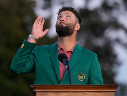 Jon Rahm, con la chaqueta verde recordando a Seve.