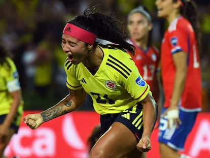 Liana Salazar celebra después de anotar un gol contra Chile, en el estadio Centenario de Armenia, el 20 de julio de 2022.