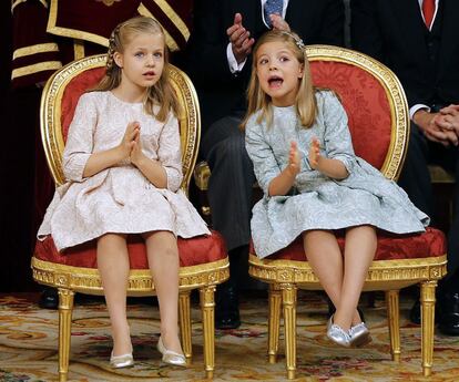 Leonor y Sofía han dado un aire nuevo a la imagen de la monarquía española. Son dos niñas muy educadas pero a la vez espontáneas, como demostraron el día en que su padre se convirtió en el Rey de España. 