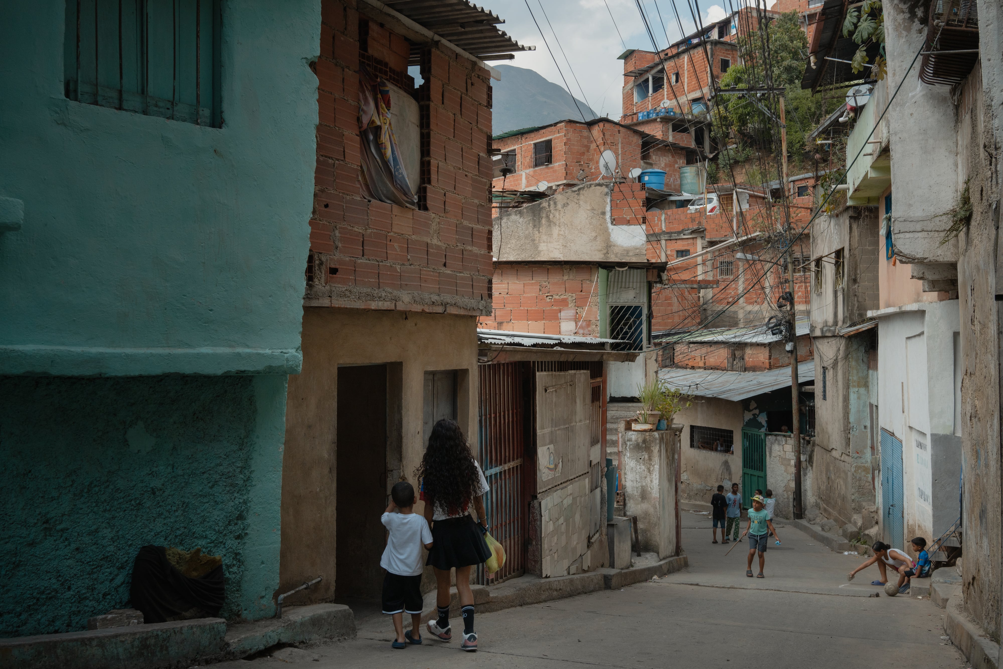 Radiografía del hogar venezolano: cae la pobreza, pero vivir sin luz ni agua sigue siendo la norma para la mayoría
