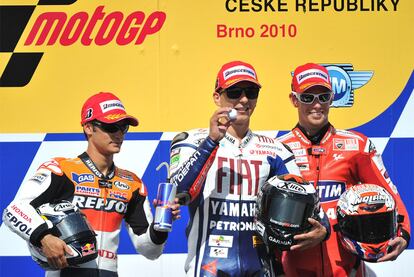 Jorge Lorenzo, ganador del GP de la República Checa, escoltado por Dani Pedrosa, segundo, y Casey Stoner, tercero.
