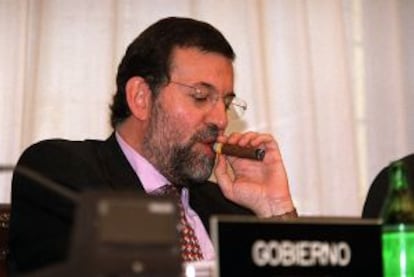 Mariano Rajoy fuma un puro en el Congreso cuando era ministro de Interior, en 2001