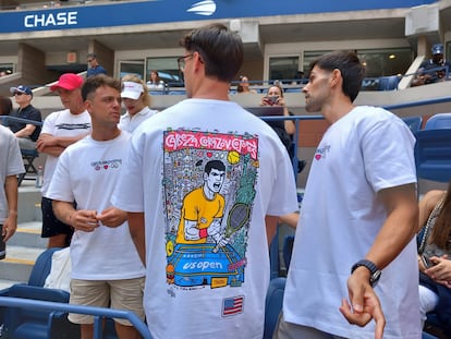Los amigos de Alcaraz lucen camisetas del tenista en la Arthur Ashe. / A. C.
