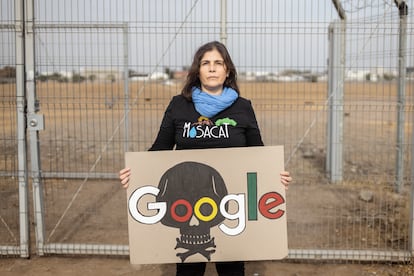 Tania Rodríguez, una de las portavoces del colectivo Mosacat, posa frente al solar propiedad de Google en la comuna de Cerrillos, Santiago de Chile.