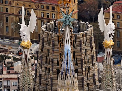 Vista aérea de la Sagrada Familia con las dos nuevas torres de los evangelistas Lucas y Marcos, en Barcelona.