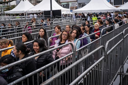 Personas ingresan a Corferias para ejercer su voto.