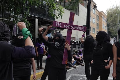 Mujeres integrantes del frente Nacional Ni una Menos en Ciudad de México, en 2020.