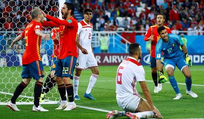 Isco celebra con Iniesta el primer gol contra Marruecos.  