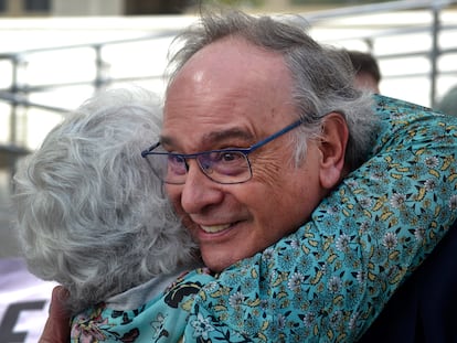 Julio Pacheco se abraza a su mujer, Rosa García, tras declarar ante el juez este viernes en Madrid.