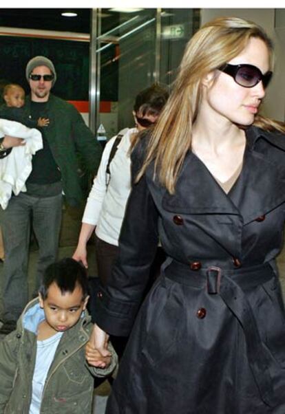 La pareja de actores, con sus dos hijos, Zahara, en brazos de Brad Pitt, y Maddox, de la mano de Angelina Jolie, en el aeropuerto de Tokio el pasado 27 de noviembre.