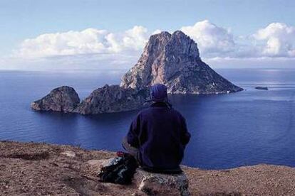 Un viaje a Ibiza en Semana Santa, con vuelos y tres noches de alojamiento, cuesta desde 359 euros. En la foto, el islote ibicenco de Es Vedrá desde Cala d'Hort.