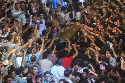 El féretro de uno de los cristianos muertos durante la noche del domingo, durante el funeral celebrado ayer en El Cairo.